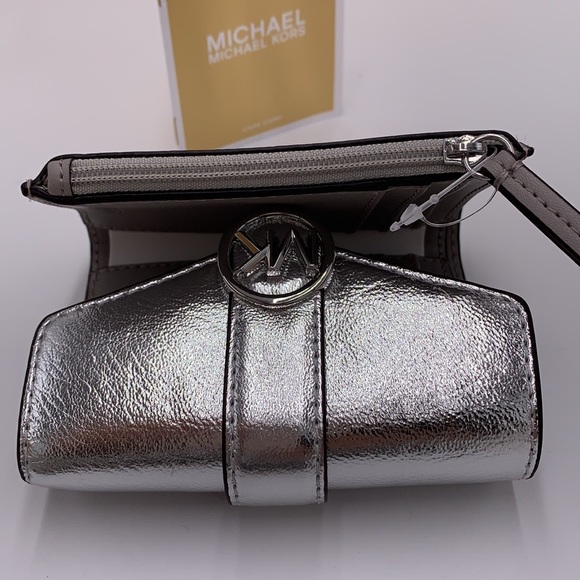 MICHAEL KORS
Carmen Medium Flap bifold Wallet silver color - Picture 3 of 14